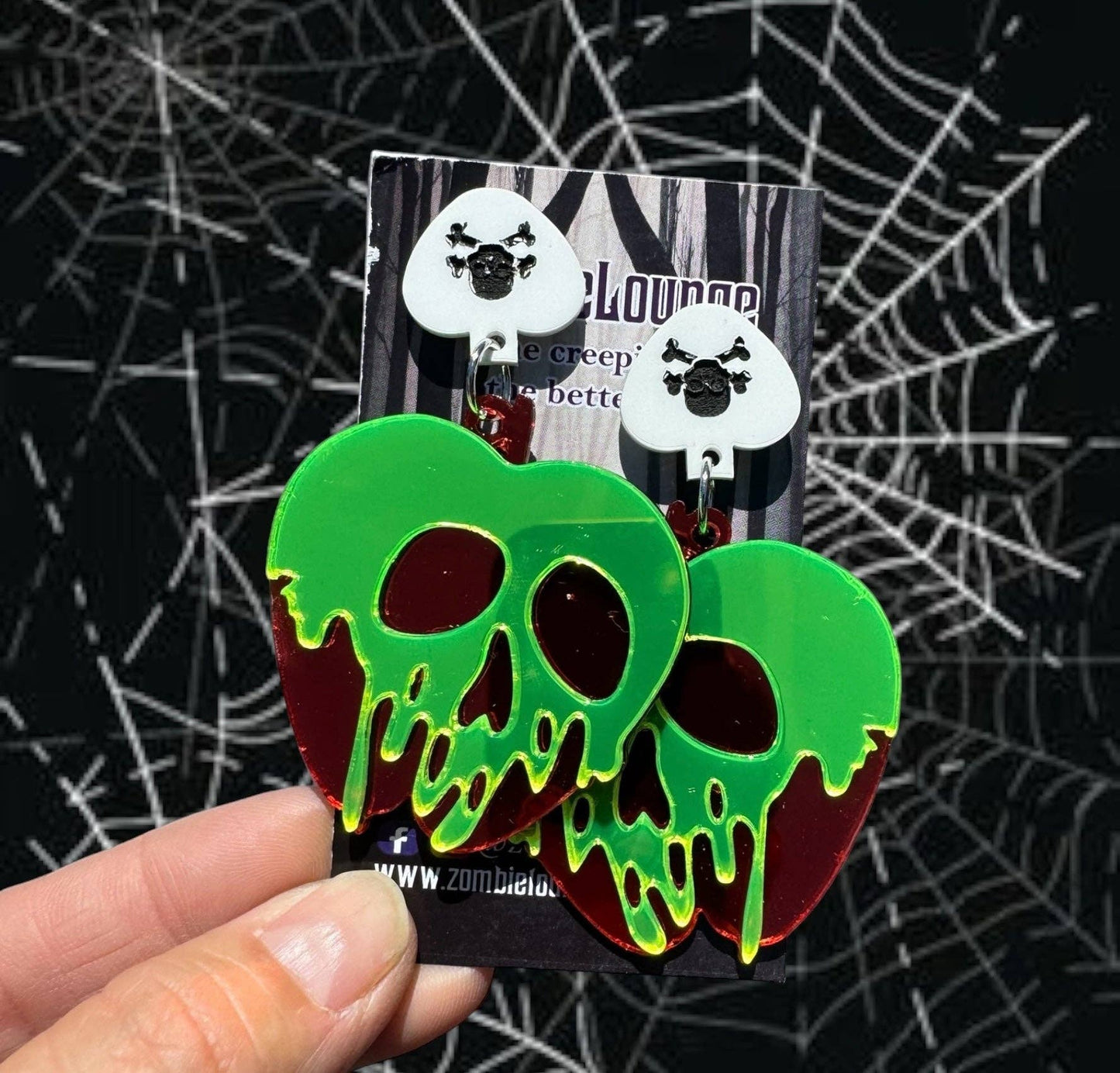 Boucles d'oreilles pomme empoisonnée métallique