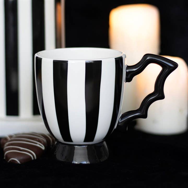 Tasse de thé d'Halloween à ailes de chauve-souris rayées gothiques