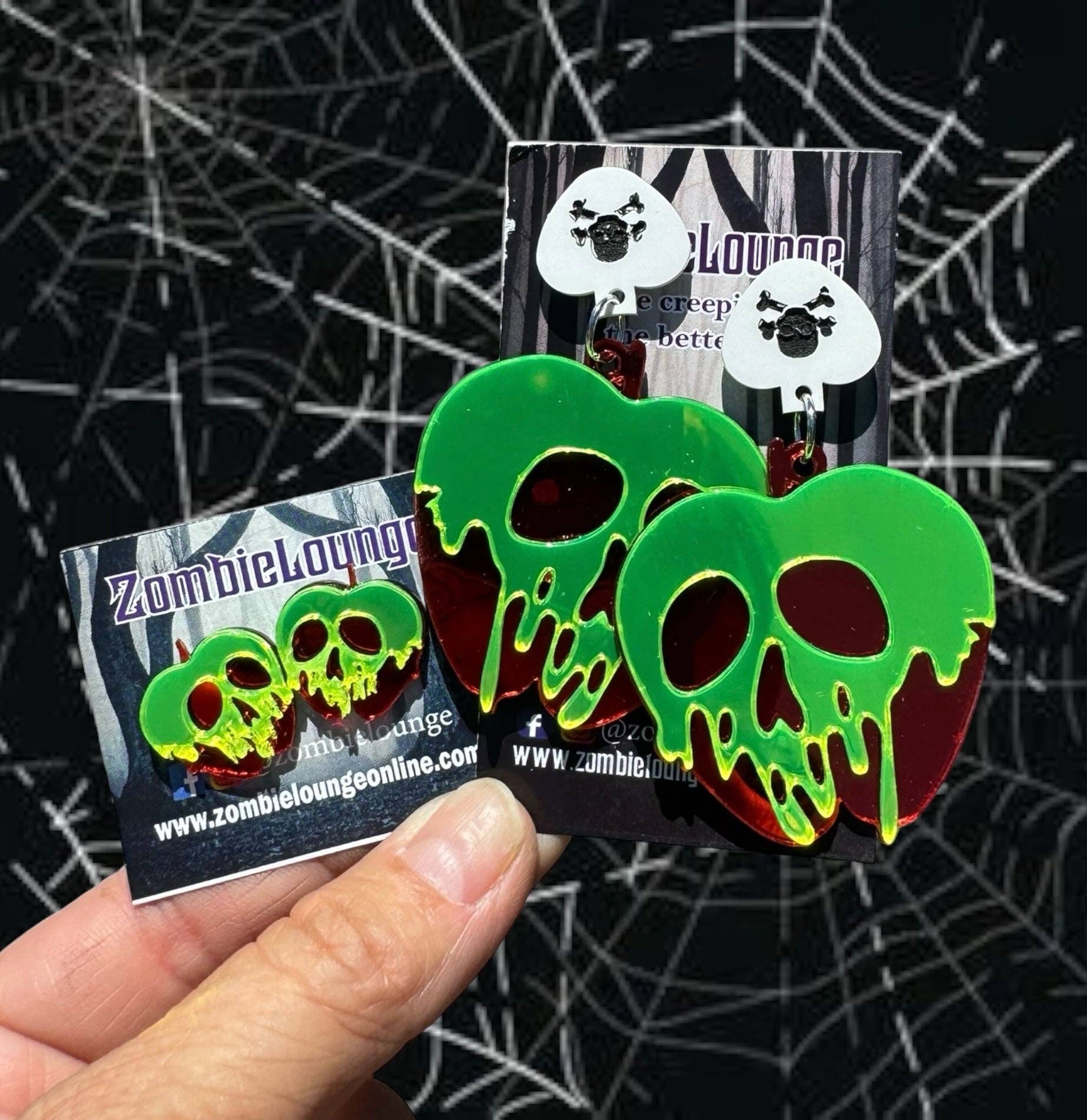 Boucles d'oreilles pomme empoisonnée métallique