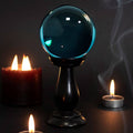 Petite boule de cristal bleu sarcelle sur support