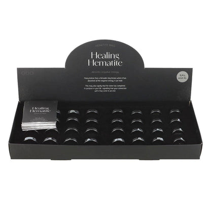Ensemble de 32 bagues en hématite guérisseuse en présentoir