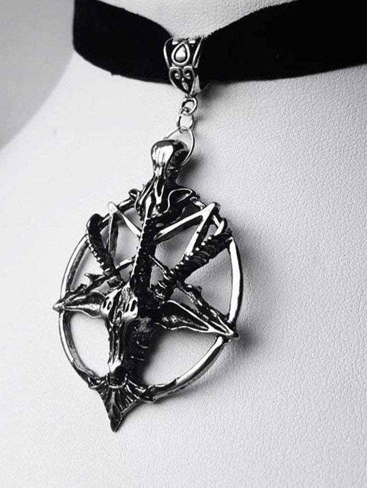 Collier rond tête et pentagramme