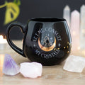 Tasse ronde Let Me Consult My Crystals